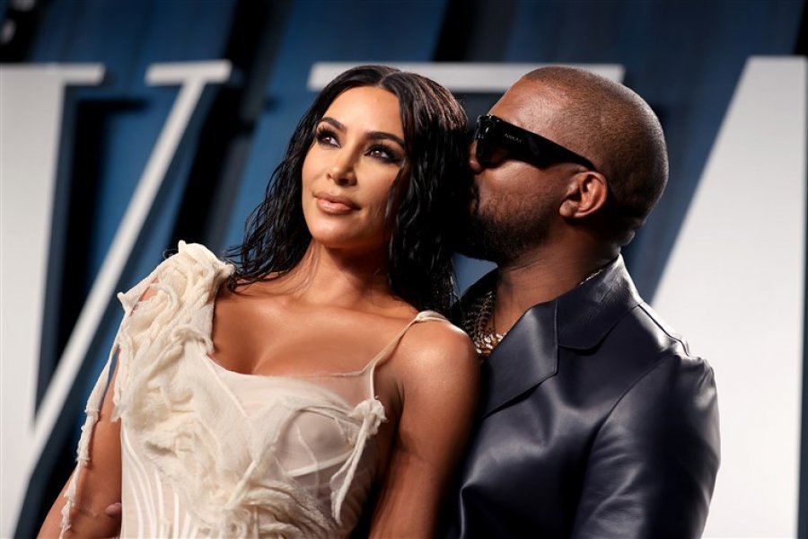 Kanye West vazhdon ta mbajë unazën edhe pse Kim i bëri kërkesë për divorc