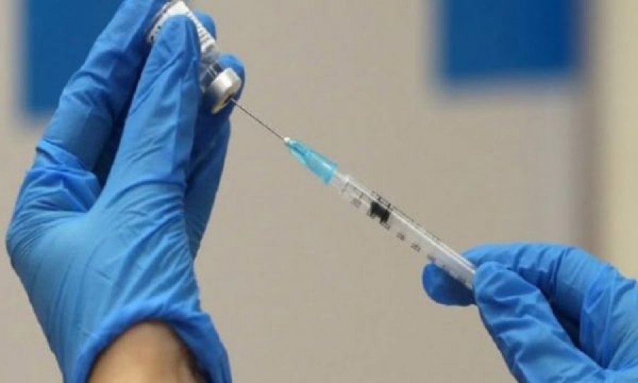 Filloi vaksinimi i stafit shëndetësorë në Podujevë