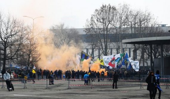 Grumbullimet para derbit, gjobiten dhjetëra tifozë të Milanit e Interit