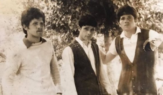 Publikohet fotografi e rrallë e Adem Jasharit me shokët në shkollë