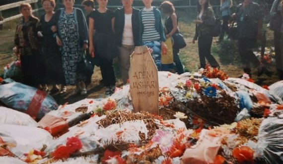 Publikohet foto e rrallë e varrit të Adem Jasharit në vitin 2000