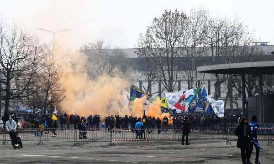 Grumbullimet para derbit, gjobiten dhjetëra tifozë të Milanit e Interit
