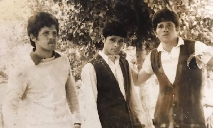 Publikohet fotografi e rrallë e Adem Jasharit me shokët në shkollë