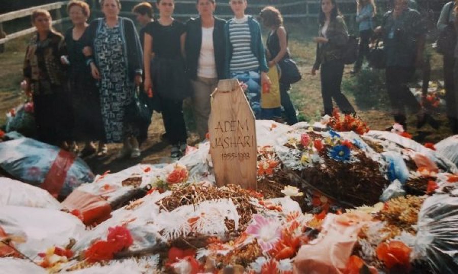 Publikohet foto e rrallë e varrit të Adem Jasharit në vitin 2000
