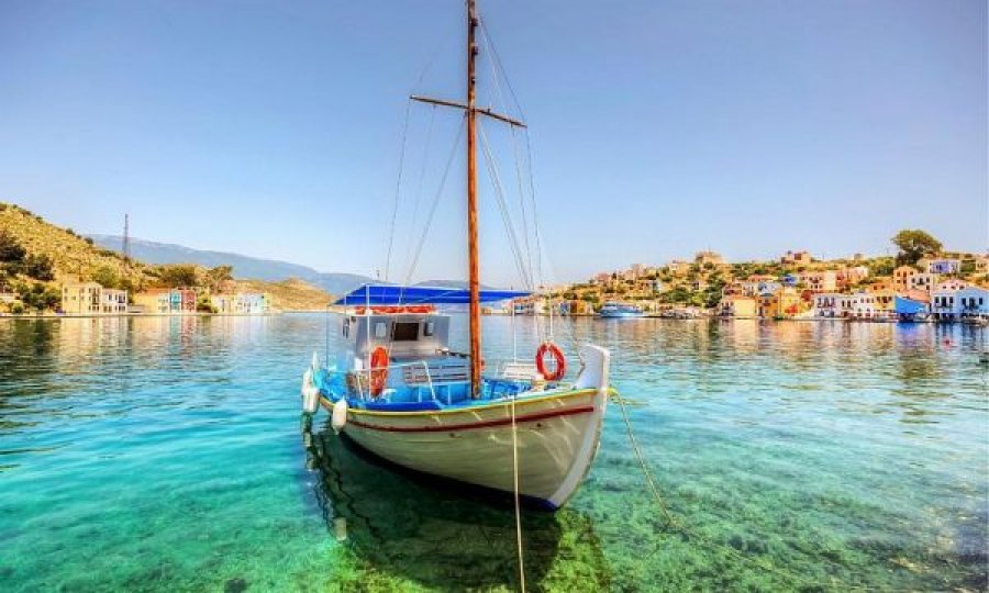 Ishulli grek pa Covid-19, të gjithë banorët të vaksinuar