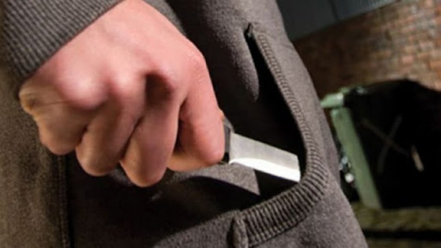  Dyshohet se djali theri me thikë babanë në Mitrovicë, policia jep detaje 