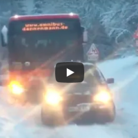 Golf 3 e nxjerr një autobus të mbetur në borë