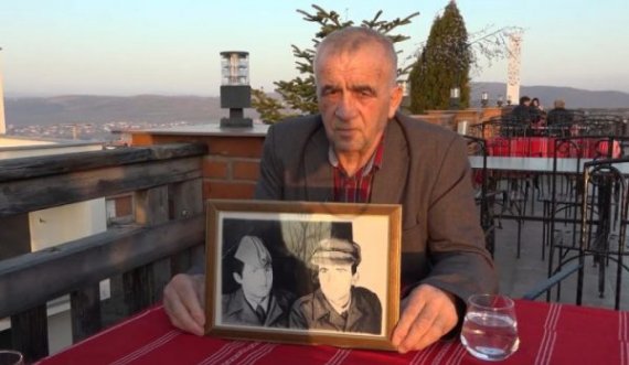 “A ka shqiptarë këtu?”, shoku i Adem Jasharit tregon historinë e heroit kur hyri në objektin e shërbimit ushtarak