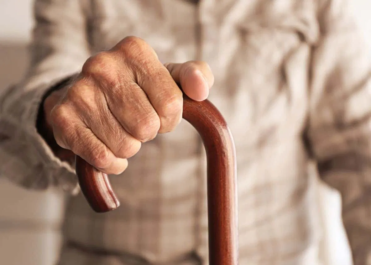  “Kam një tjetër, dua të jem i lirë”, 93-vjeçari ndahet nga bashkëshortja për gruan që njohu në klub 