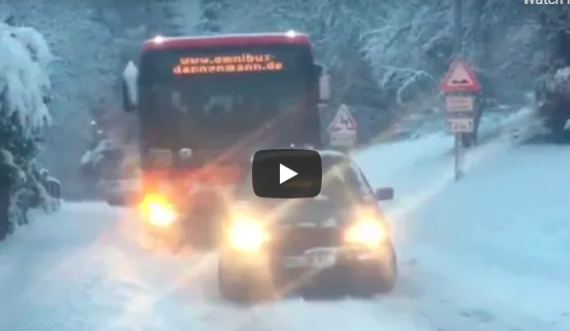 Golf 3 e nxjerr një autobus të mbetur në borë