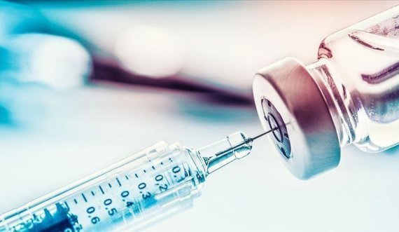 EMA: Janë shfaqur raste të mpiksjes së gjakut pas marrjes së kësaj vaksine