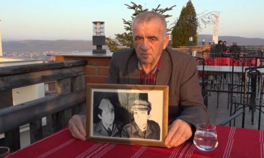 “A ka shqiptarë këtu?”, shoku i Adem Jasharit tregon historinë e heroit kur hyri në objektin e shërbimit ushtarak