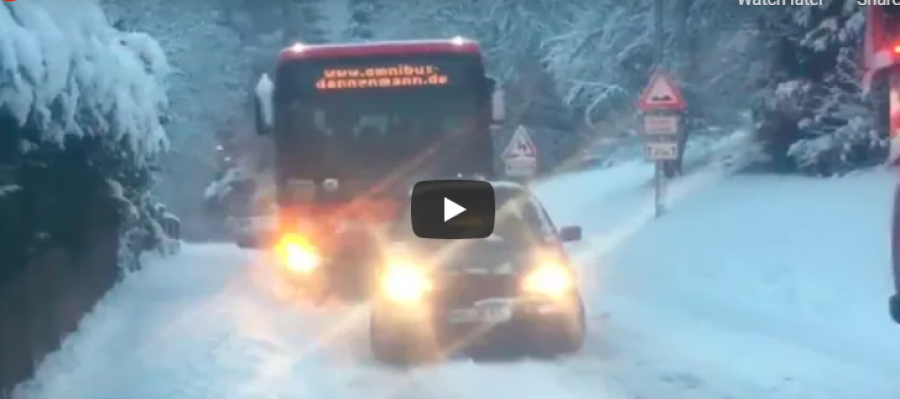 Golf 3 e nxjerr një autobus të mbetur në borë