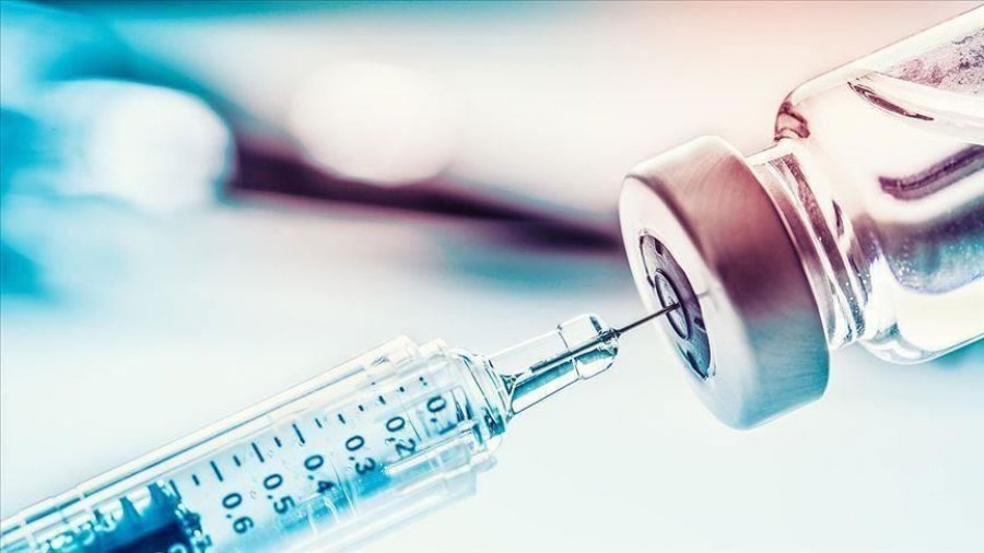 EMA: Janë shfaqur raste të mpiksjes së gjakut pas marrjes së kësaj vaksine