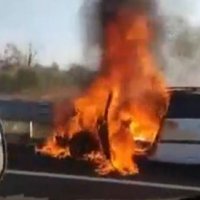 Përfshihet nga zjarri një veturë në autostradën “Ibrahim Rugova”