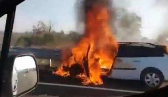 Përfshihet nga zjarri një veturë në autostradën “Ibrahim Rugova”