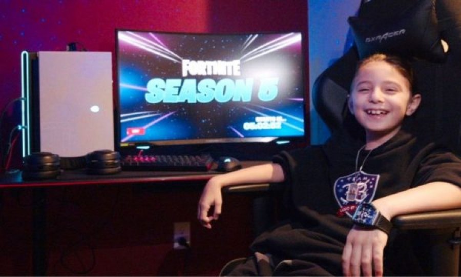8 vjeçari nënshkruan kontratë 33 mijë dollarëshe për të luajtur “Fortnite”