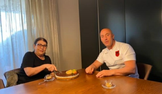  Ramush Haradinaj e nis mëngjesin e 8 marsit duke publikuar foto me nënën 