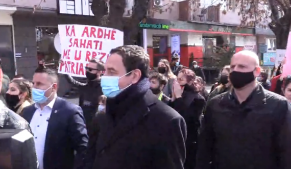  Marsh protestues kundër patriarkatit, marrin pjesë Albin Kurti dhe Vjosa Osmani 
