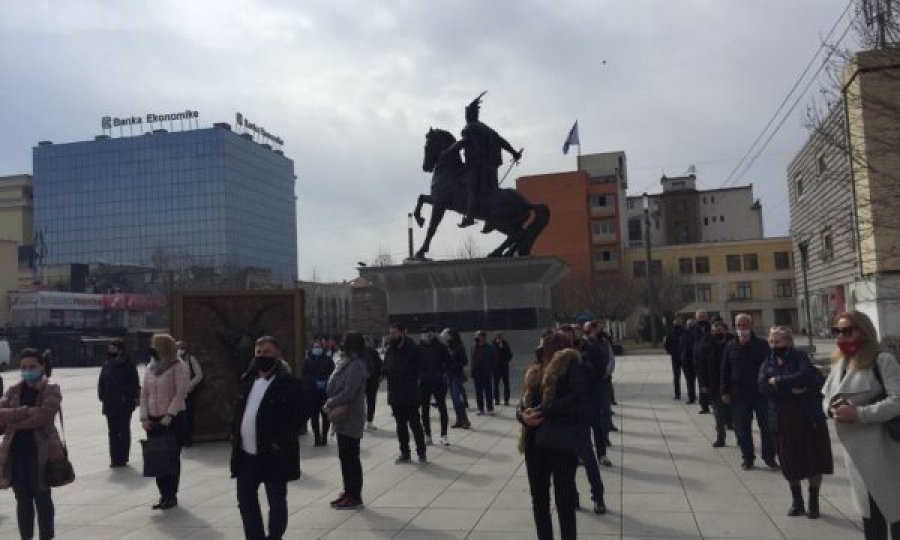  Punëtorët e Lotarisë protestojnë para Qeverisë, kërkojnë paga 