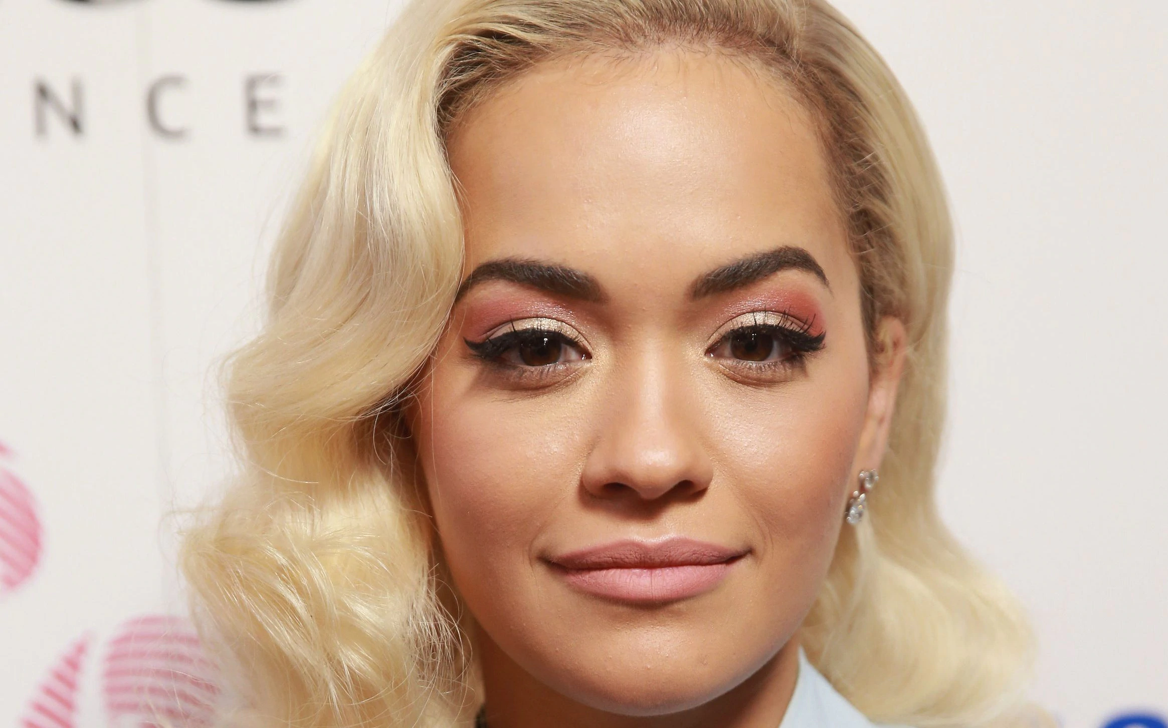 Rita Ora do të performojë ‘live’ këngën e re në “Nova’s Red Room” 