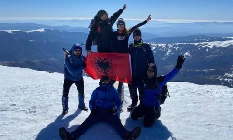 Flamuri shqiptar valvitet në majën më të lartë të malit në Serbi