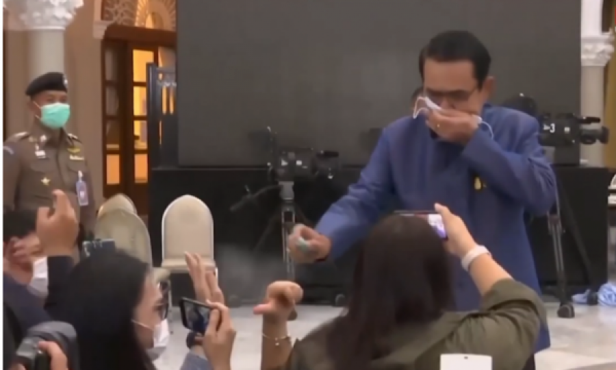 Kryeministri i Tajlandës nervozohet me gazetarët pas një pyetje, i “dezinfekton” me alkool
