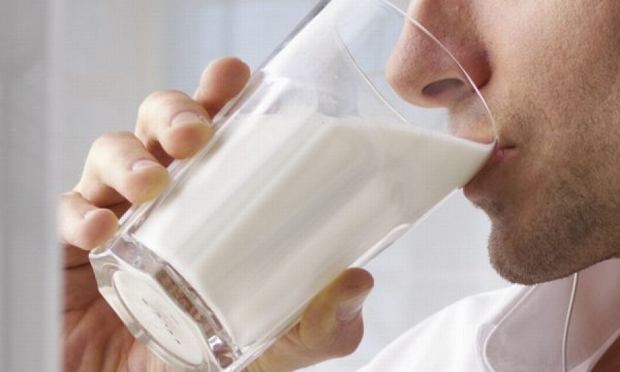 Një gotë qumësht në ditë mbron nga kanceri, sëmundjet e zemrës dhe mbipesha