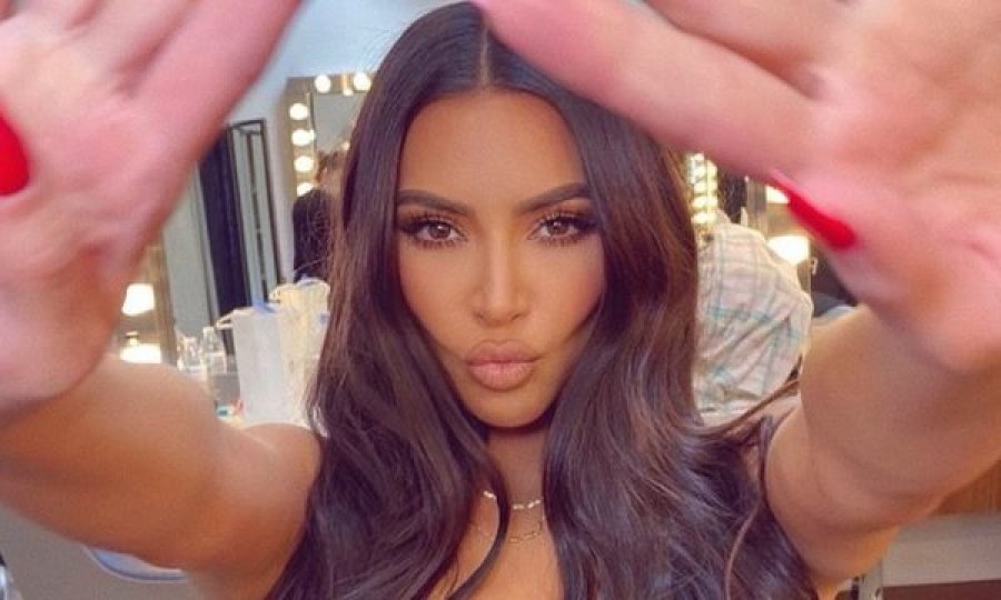 Kim Kardashian tregon asetet bombastike