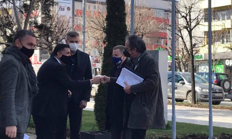  Pasi zyrtarizoi kandidaturën për kryetar të LDK’së, shefi i BE’së viziton Lutfi Hazirin 