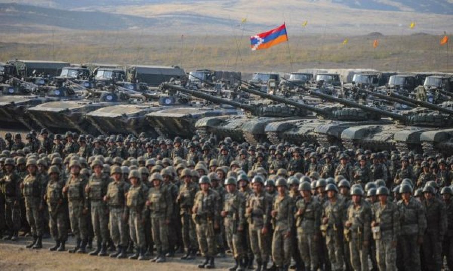 Armenia provokon Azerbajxhanin me ushtrime në të njëjtën kohë me të
