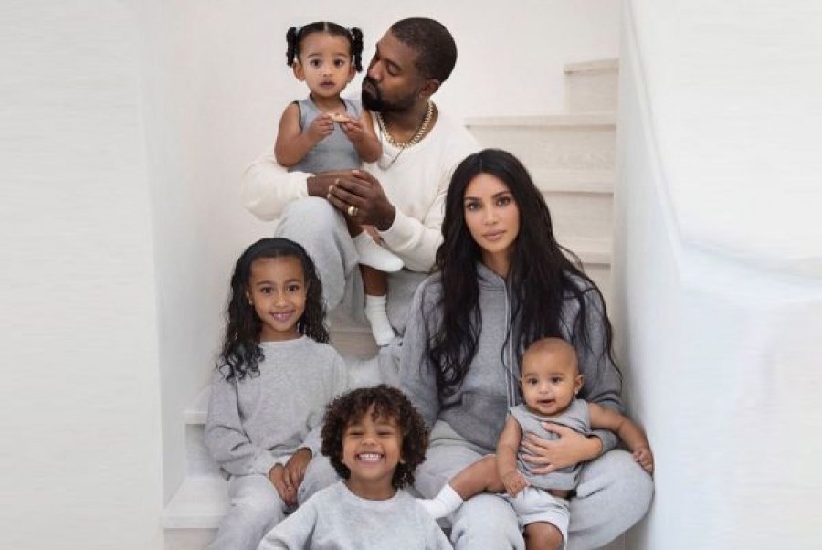Kanye West po e përjeton keq divorcin ndërsa Kim bën party