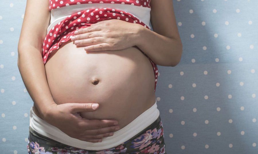 “Pas abortit, jam sërish shtatzënë, por…”- 26-vjeçarja tregon “makthin” që po kalon që kur mësoi se partneri e tradhton