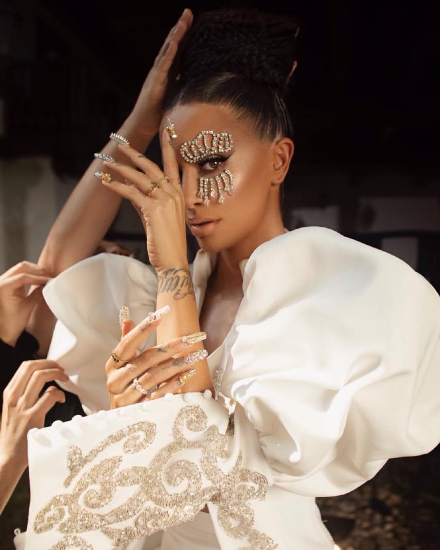 Ç’vajzë me fat! Mes një skuadër djemsh, Dafina Zeqiri ndihet si një princeshë e vërtetë