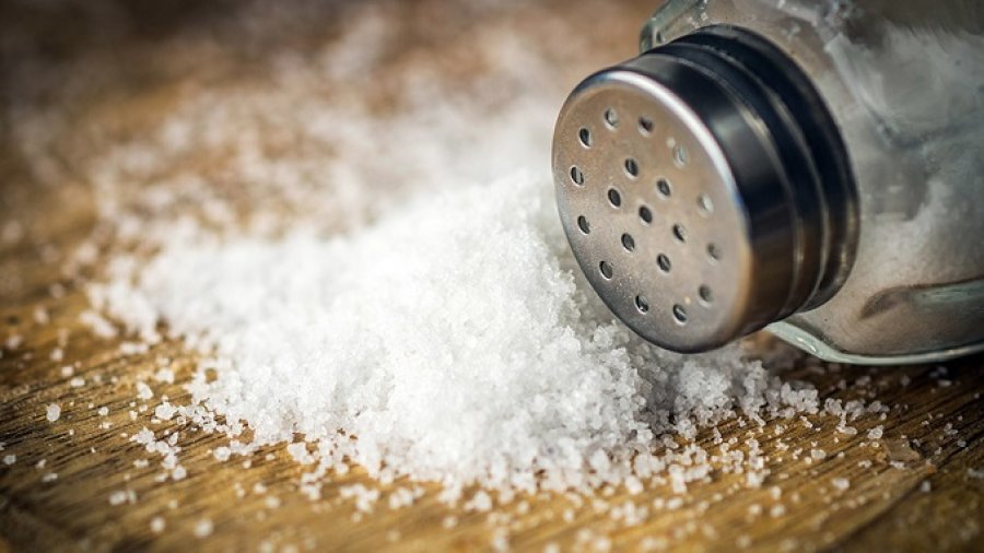 5 problemet shëndetësore që vijnë nga konsumi i tepërt i kripës