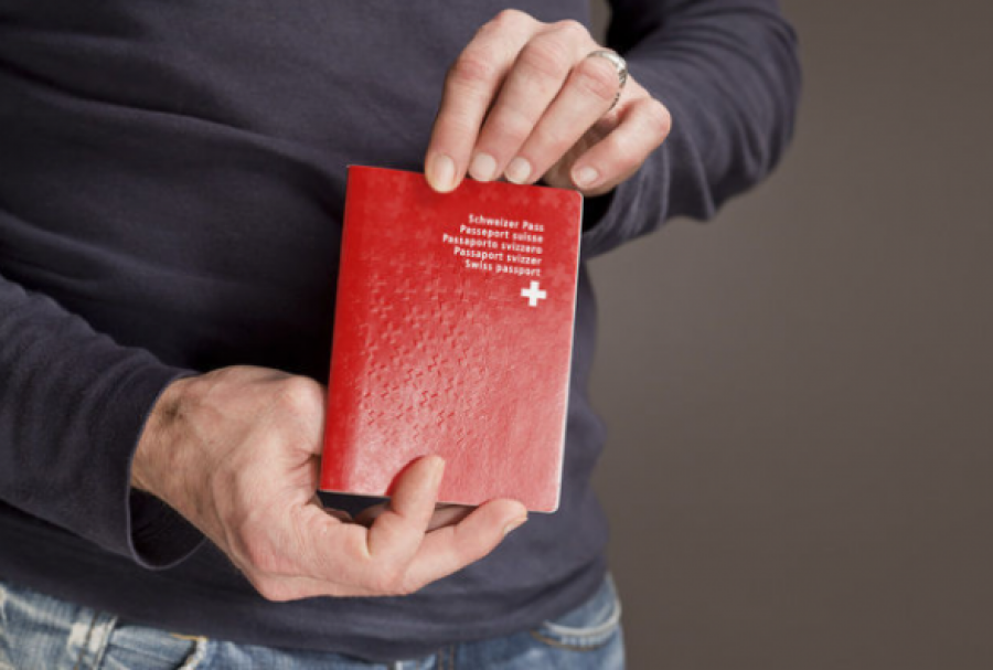  Kërkesa e dy deputetëve: Kushdo që ka lindur në Zvicër duhet të ketë pasaportë zvicerane 