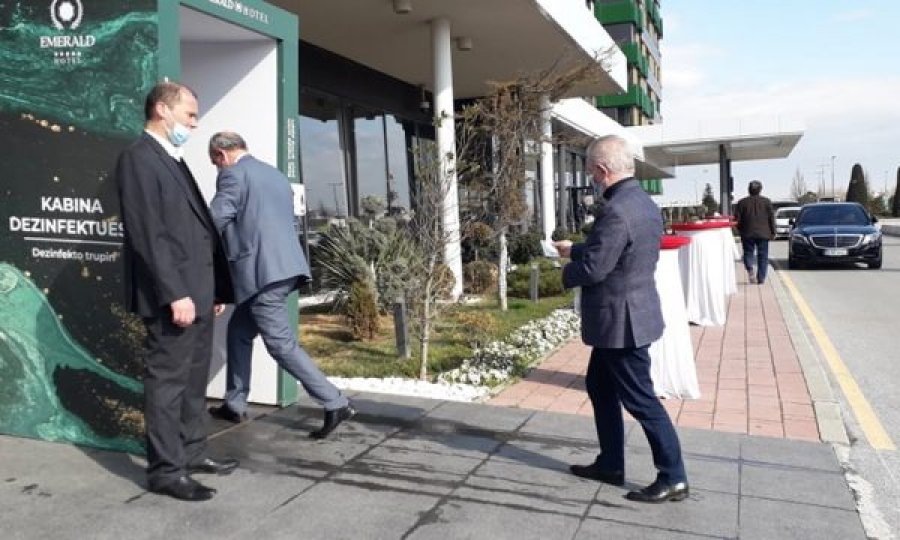 Arrijnë delegatët e LDK-së, nis nënshkrimi për Kuvendin ku do ta zgjedhin kryetarin e ri