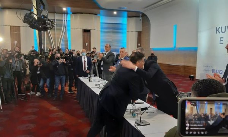 Haziri e përqafon Abdixhikun: Lum, do të të qëndroj prapa gjithmonë