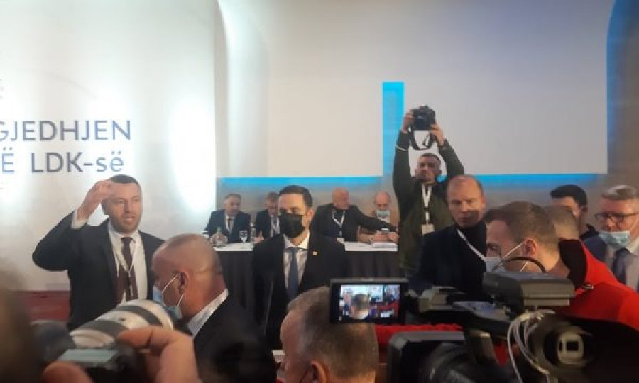 LDK pensionon gardën e vjetër, zgjedh kryetar Lumir Abdixhikun
