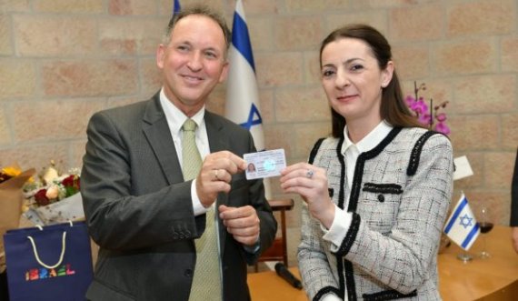  Ines Demiri merr kartelën identifikuese prej diplomateje në Izrael 