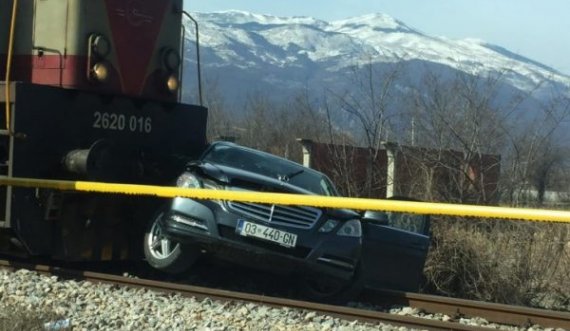  Treni godet një veturë në Ferizaj, lëndohet një person 