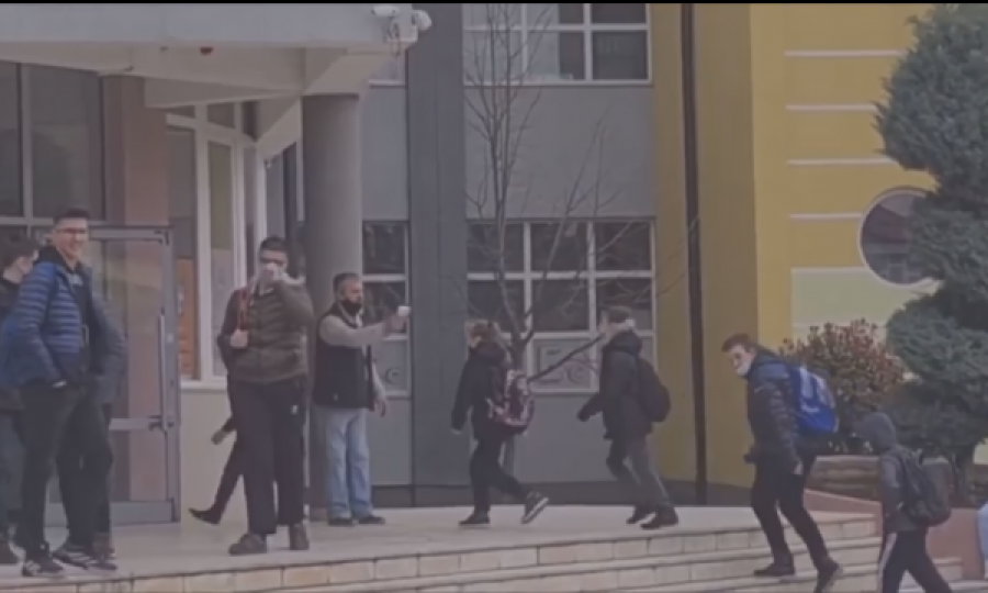 Kështu po u matet temperature nxënësve në një shkollë në Kosovë