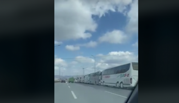  Kompanitë e udhëtimit protestojnë në mënyrë te organizuar, kolonë autobusash në hyrje të Prishtinës 