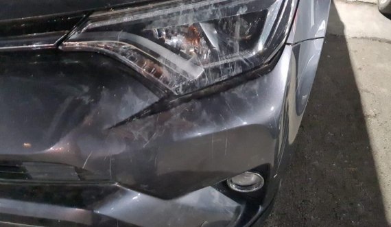  “E kafshonin sikur të ishte një copë ashti”, prishtinasi thotë se qentë i shkaktuan veturës së tij dëme 1 mijë euro 