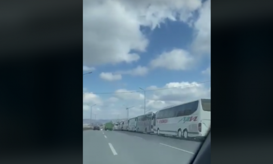  Kompanitë e udhëtimit protestojnë në mënyrë te organizuar, kolonë autobusash në hyrje të Prishtinës 