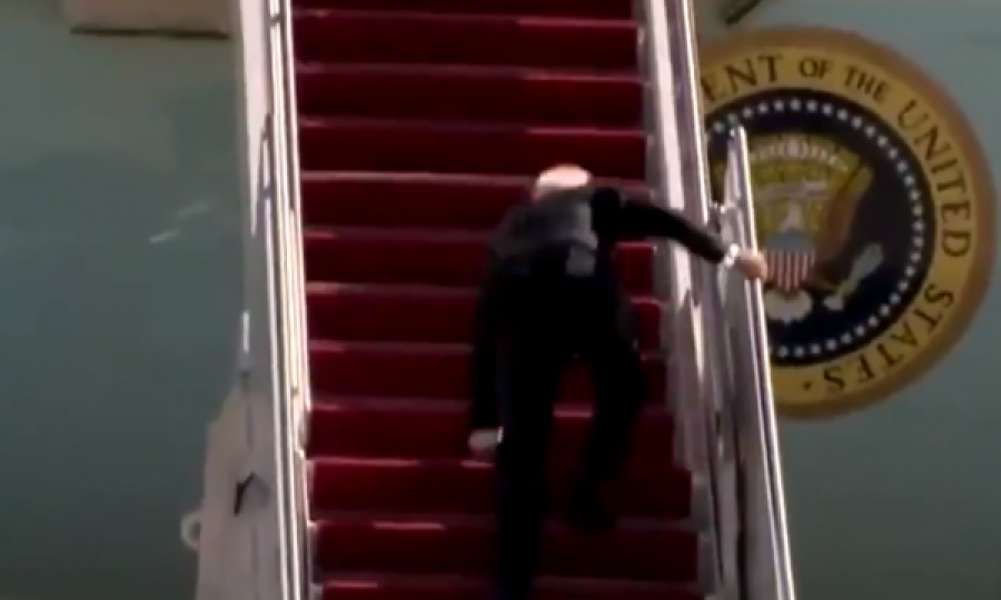 Biden merr në thua gjatë hipjes në aeroplan, rrëzohet dy-tri herë