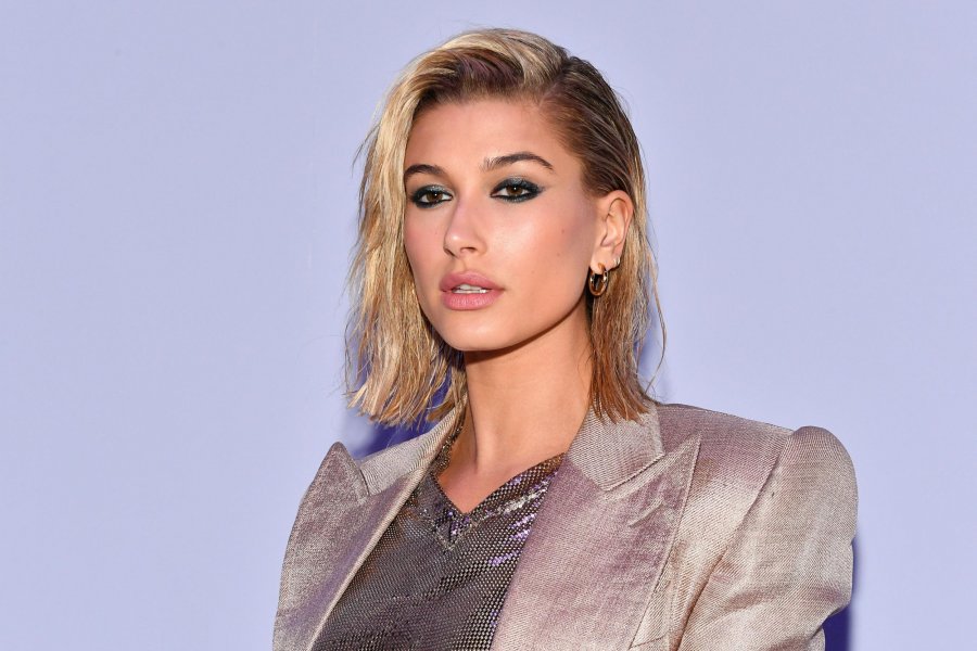 Hailey Bieber feston ditëlindjen