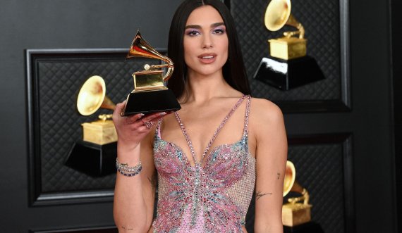  Bëhet virale videoja në të cilën Dua Lipa kollitet dhe kërkon ujë gjatë “Grammyt” 