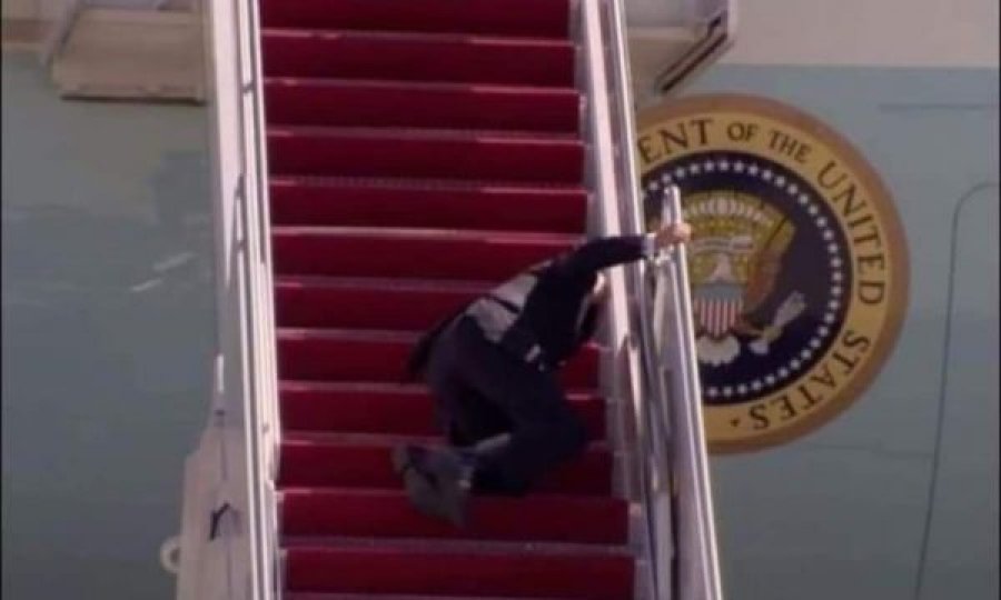 Reagon Shtëpia e Bardhë pas rrëzimit të Joe Biden teksa hipte në aeroplan