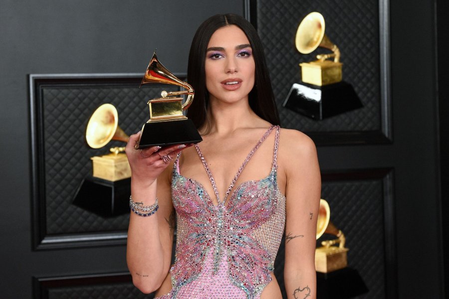  Bëhet virale videoja në të cilën Dua Lipa kollitet dhe kërkon ujë gjatë “Grammyt” 